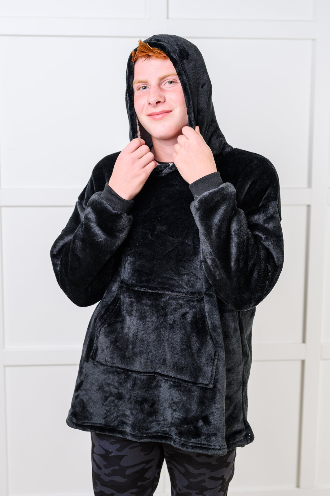 KIDS OVERSIZED HOODIE BLANKET (BLACK)