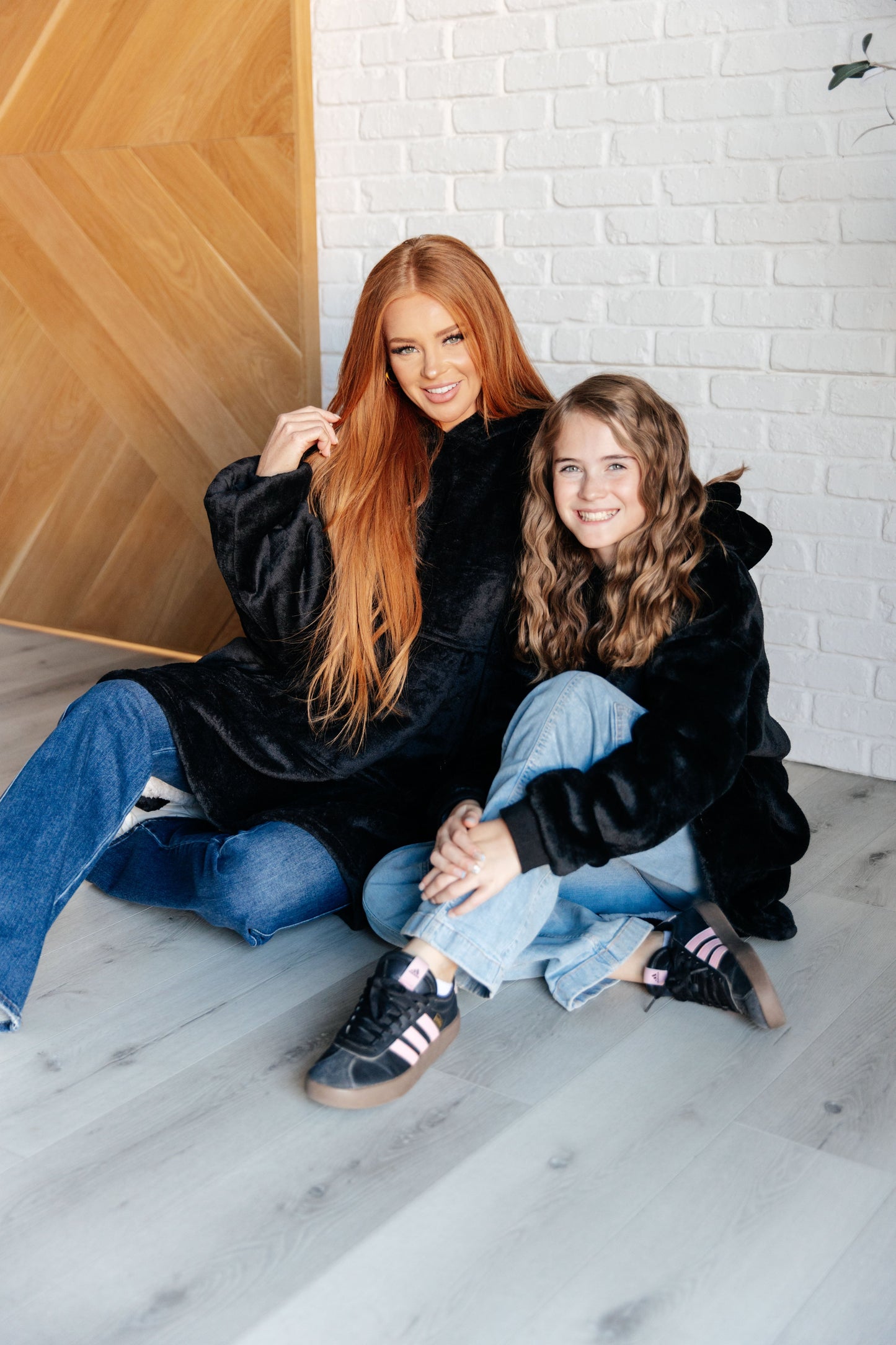 ADULT OVERSIZED HOODIE BLANKET (BLACK)