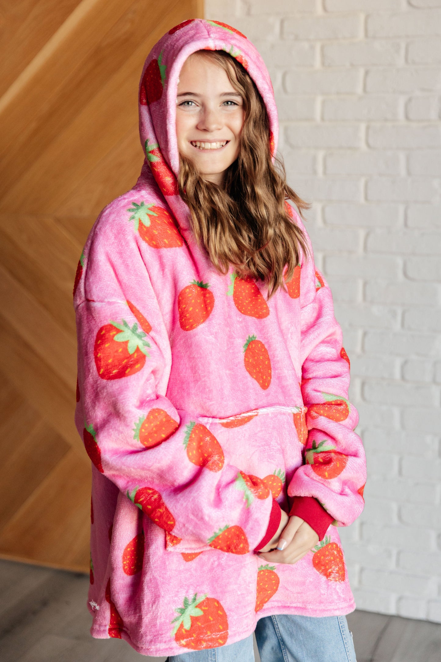 KIDS OVERSIZED HOODIE BLANKET (STRAWBERRY)