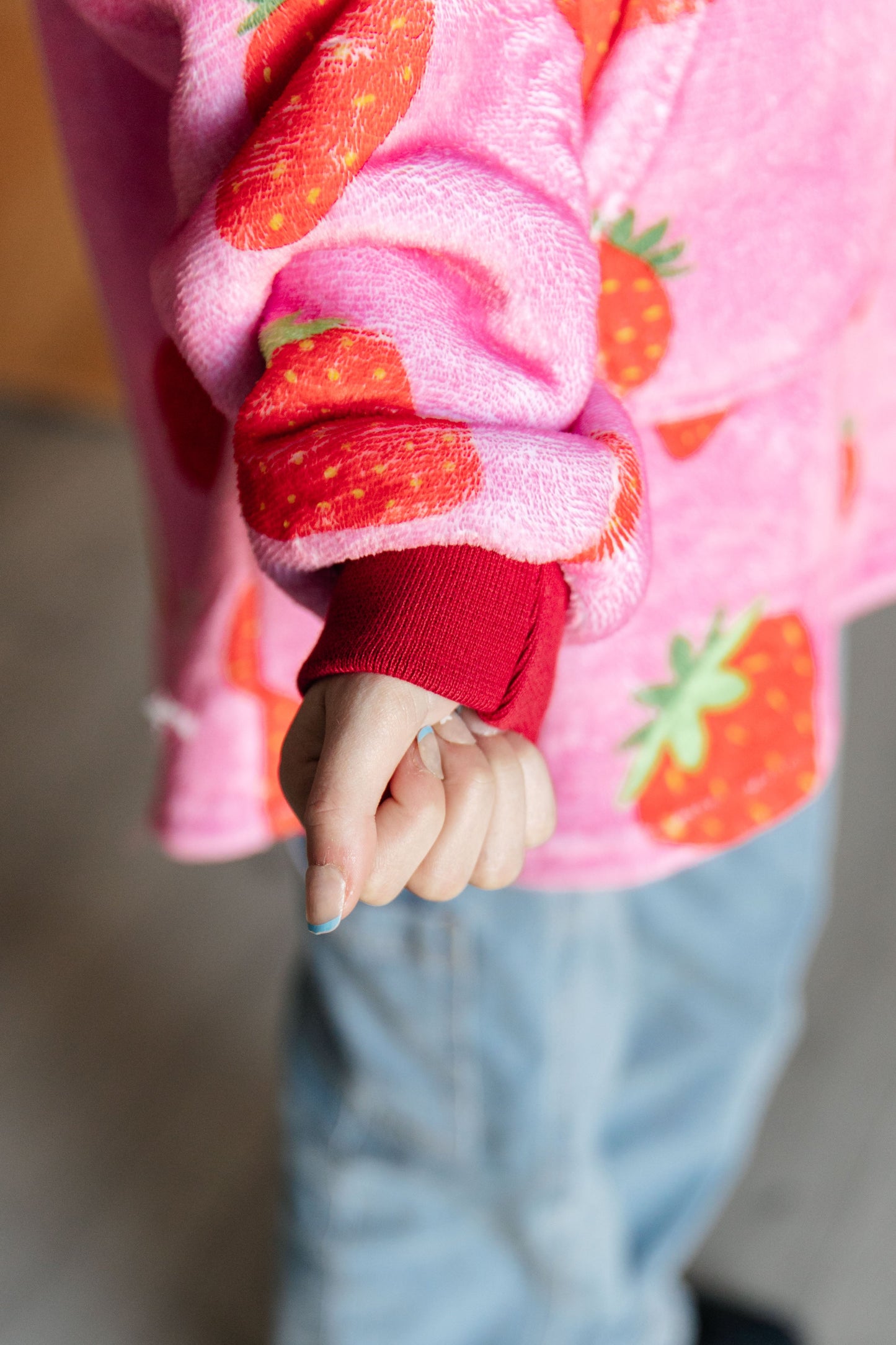 KIDS OVERSIZED HOODIE BLANKET (STRAWBERRY)