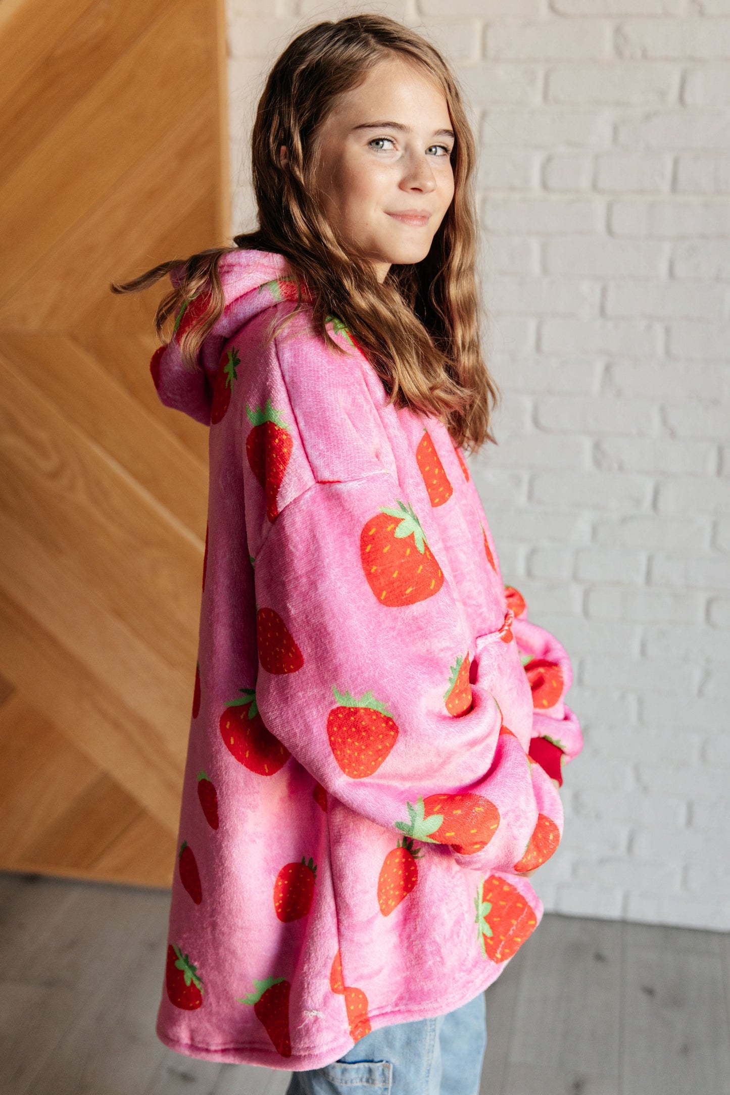 KIDS OVERSIZED HOODIE BLANKET (STRAWBERRY)