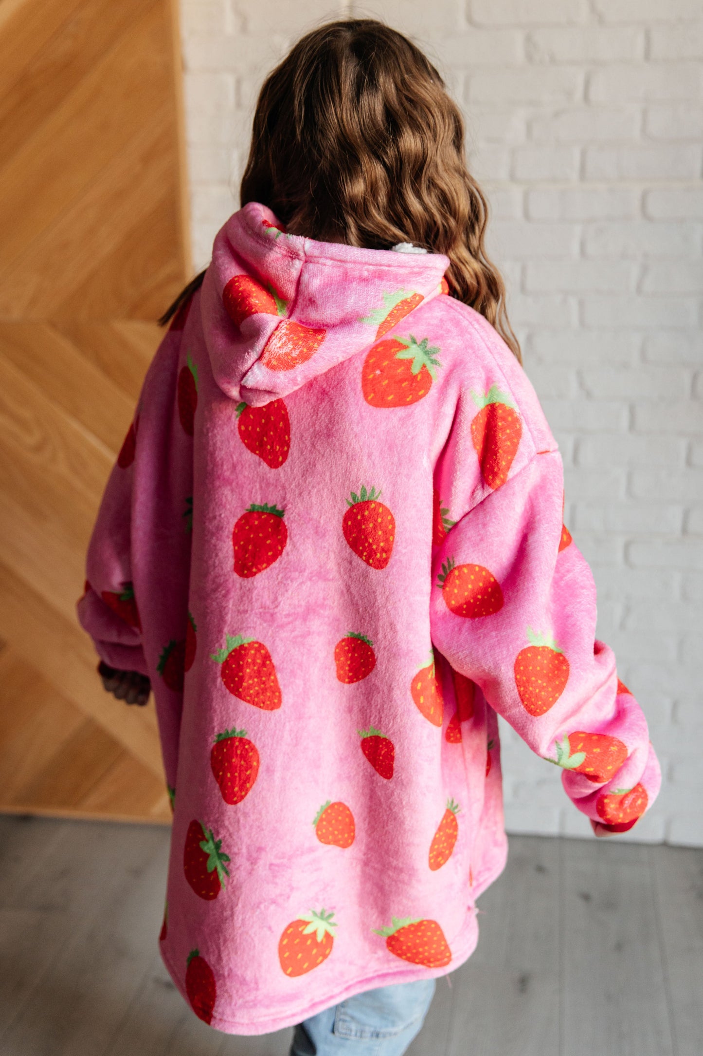 KIDS OVERSIZED HOODIE BLANKET (STRAWBERRY)