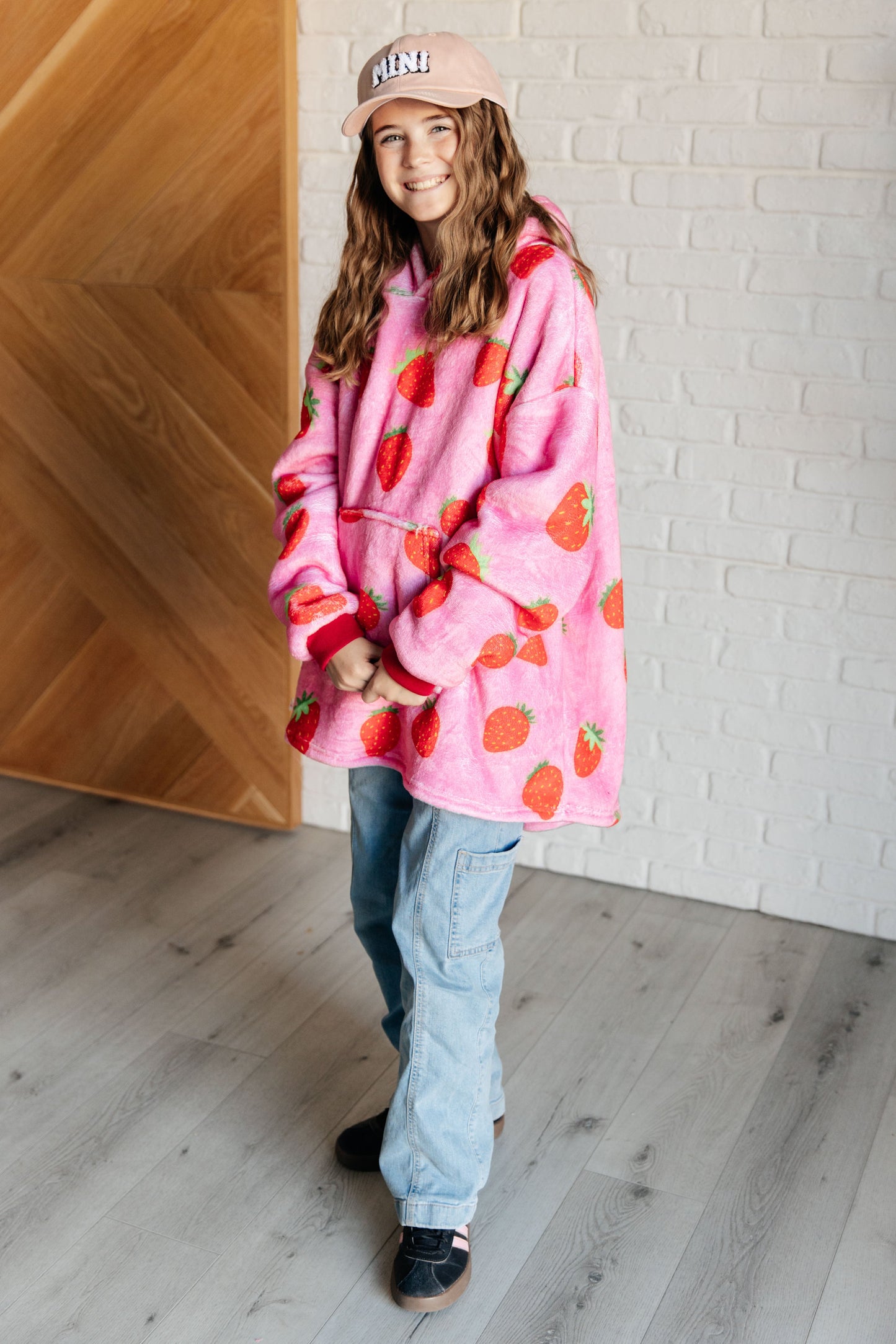 KIDS OVERSIZED HOODIE BLANKET (STRAWBERRY)