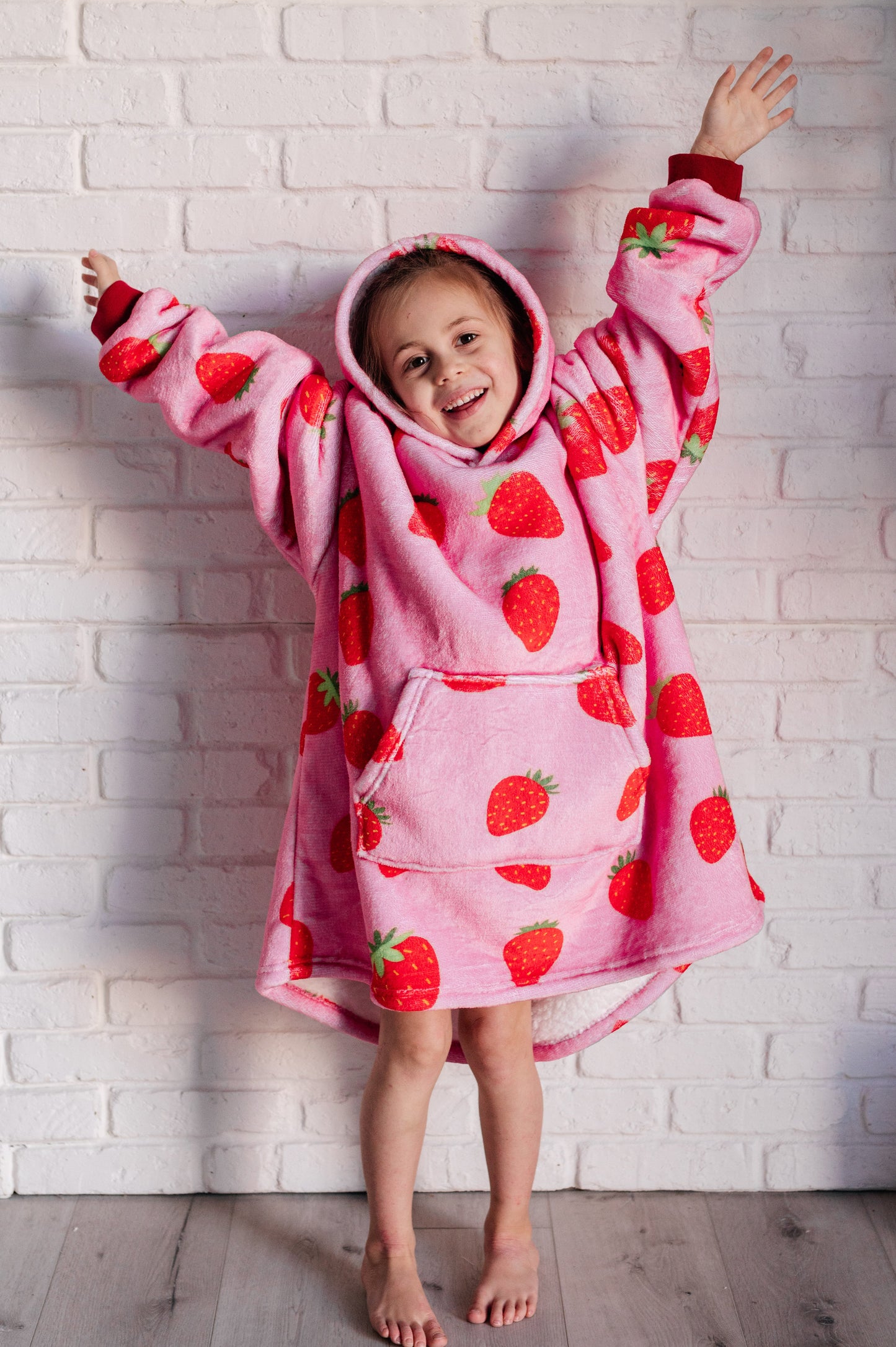 KIDS OVERSIZED HOODIE BLANKET (STRAWBERRY)