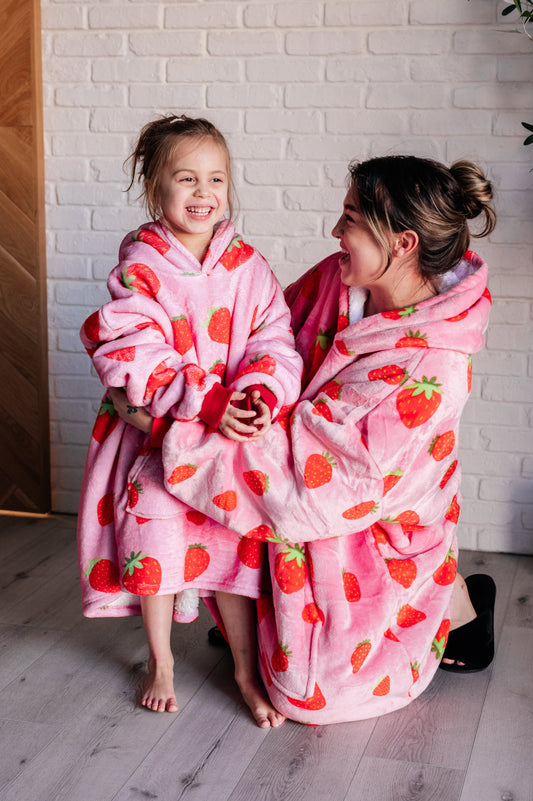 KIDS OVERSIZED HOODIE BLANKET (STRAWBERRY)