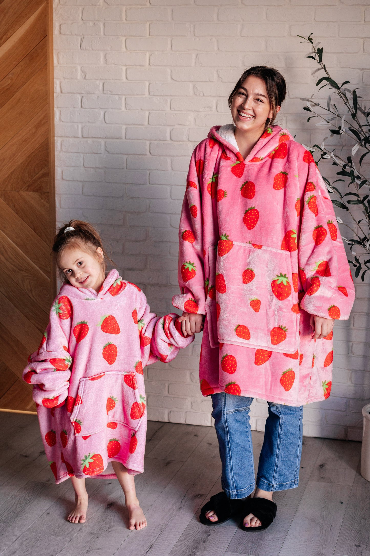 ADULT OVERSIZED HOODIE BLANKET (STRAWBERRY)