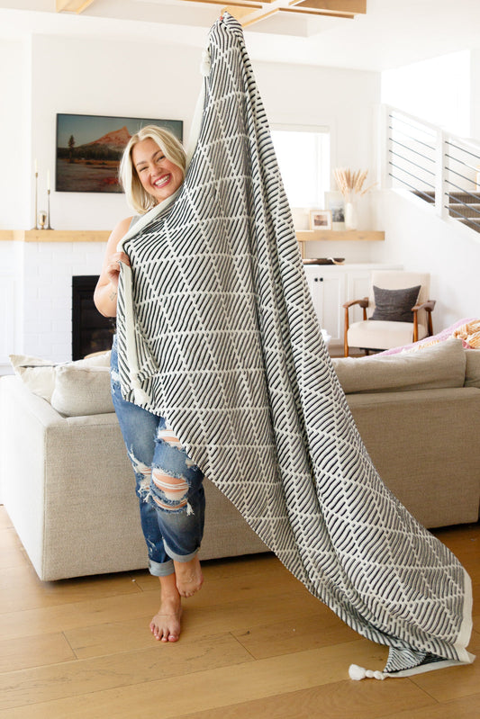 BLACK AND WHITE CUDDLE BLANKET